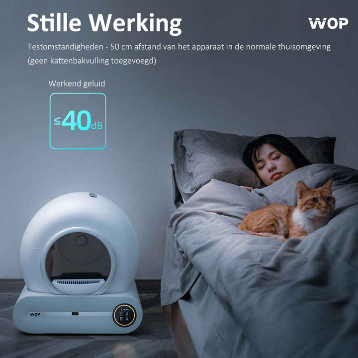 persoon slaapt naast de automatische kattenbak 